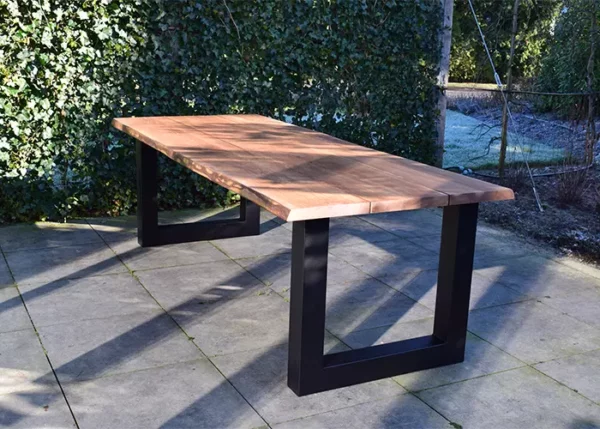 Boomstamtafel buiten Bob met een U-poot zonder stoelen.