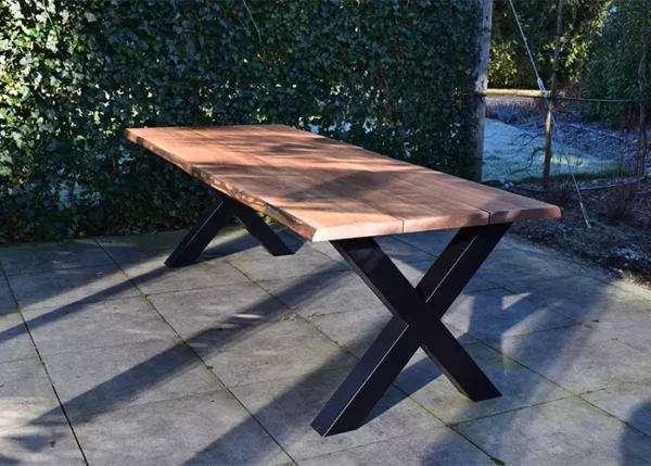 Boomstamtafel buiten Bob met een X-poot zonder stoelen.