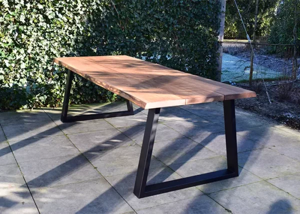 Boomstamtafel buiten Bob met een trapeze-poot zonder stoelen.