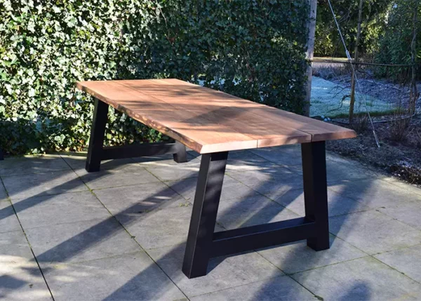 Boomstamtafel buiten Bob met een A-poot zonder stoelen.