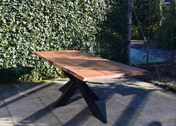 Boomstamtafel buiten Bob met een spin-poot zonder stoelen.