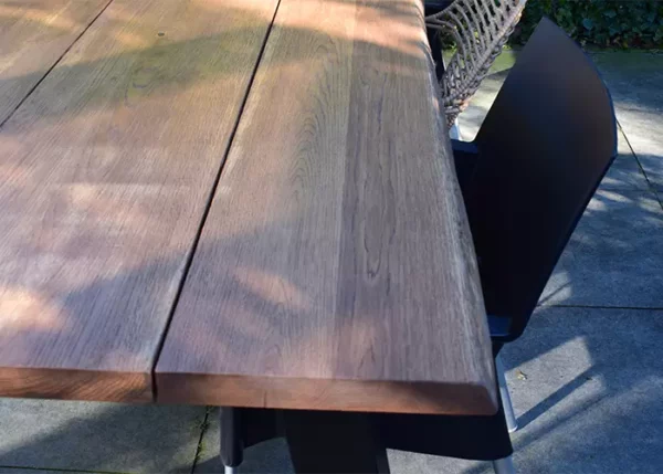 Boomstamtafel buiten Bob met de focus op het blad van de buitentafel