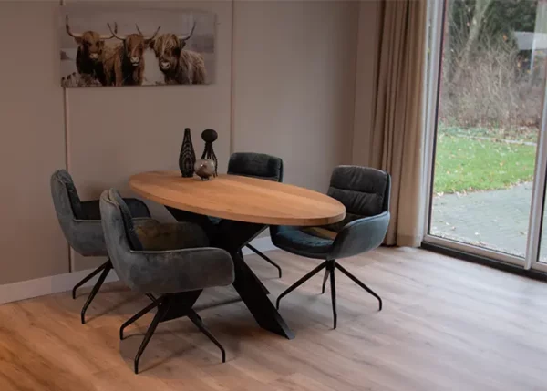 Ovale eettafel met zwarte kruispoot en 4 kuipstoelen