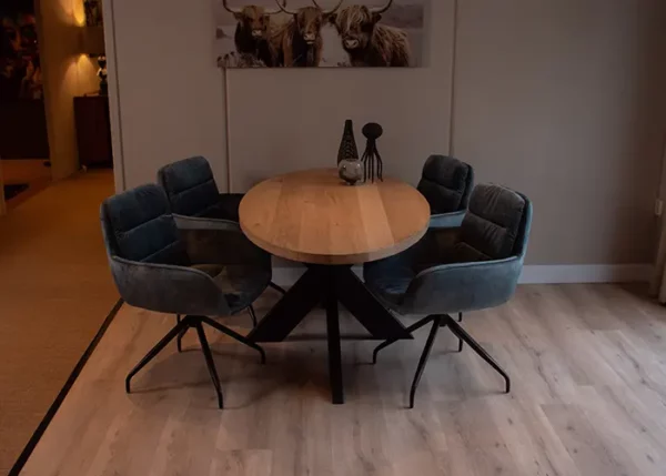 Ovale chte eettafel met zwarte kruispoot en 4 kuipstoelen