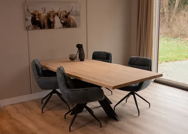 Rechte eettafel met zwarte kruispoot en 4 kuipstoelen