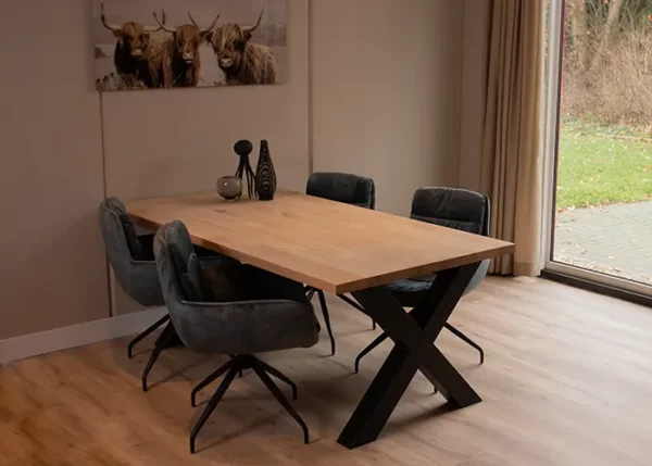 Rechte eettafel met zwarte X-poot en 4 kuipstoelen