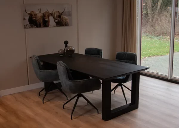 Zwarte eettafel met zwarte U-poten en 4 stoelen