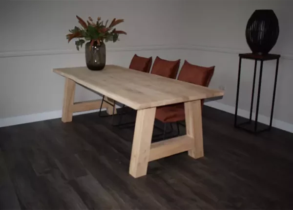 Massieve eettafel recht met A-poot en 3 stoelen