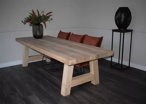 Massieve eetkamertafel recht met 3 stoelen