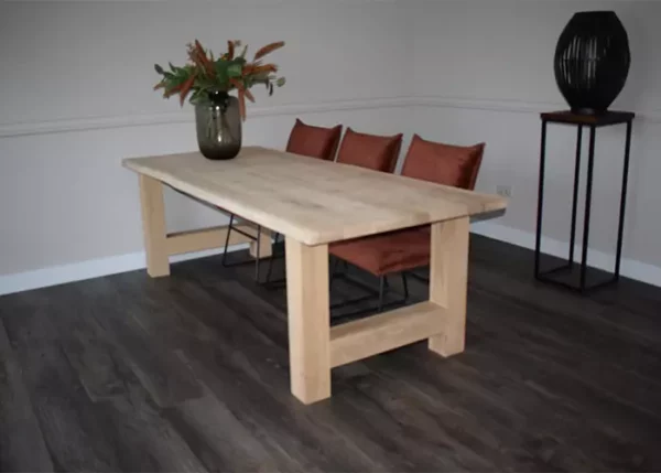 Massieve eettafel recht met H-poot en 3 eetkamerstoelen velvet