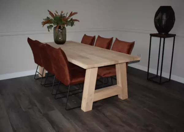 Massieve eettafel recht met A-poot en 6 velvet stoelen