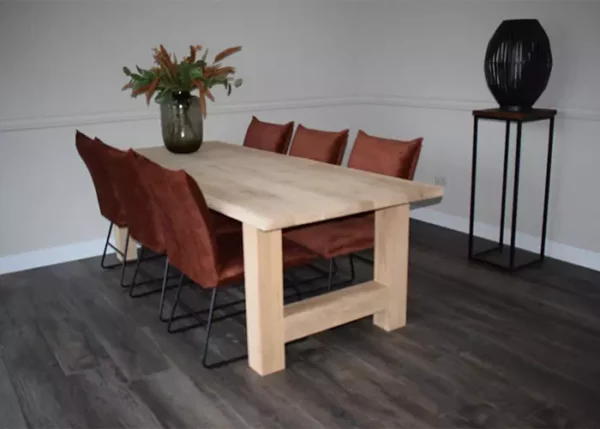 Massieve eettafel recht met A-poot en 6 eetkamerstoelen velvet