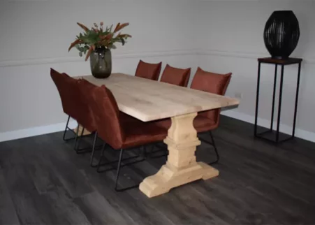 Massief houten kloostertafel met 6 velvet eetkamerstoelen