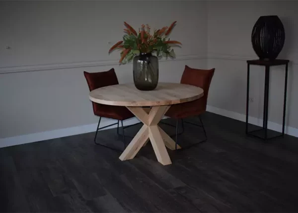 Ronde eettafel massief met kruispoot en 2 stoelen