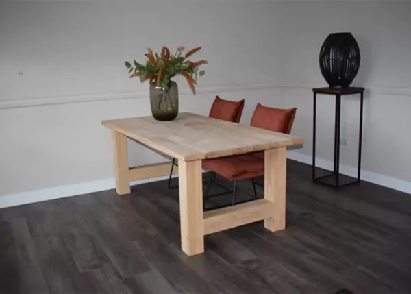 Massieve eettafel recht met H-poot en 2 velvet eetkamerstoelen