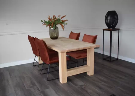 Eettafel recht massief met 4 eetkamerstoelen