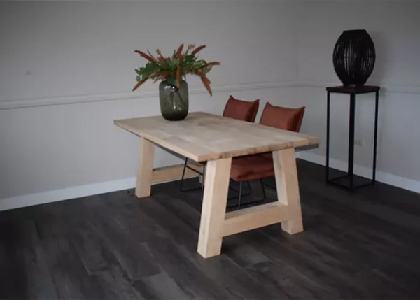 Eettafel recht massief met 2 eetkamerstoelen