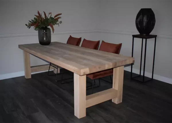 Eetkamertafel van massief eikenhout en 3 stoelen