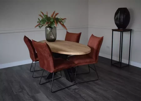 Ovale eettafel met kruispoot en 4 velvet eetkamerstoelen