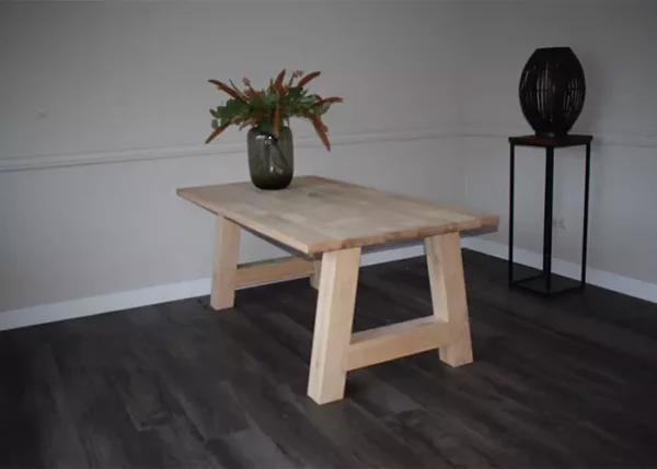 Eettafel recht massief