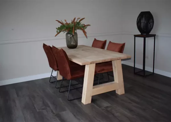 Eettafel recht massief met 4 eetkamerstoelen en A-poot