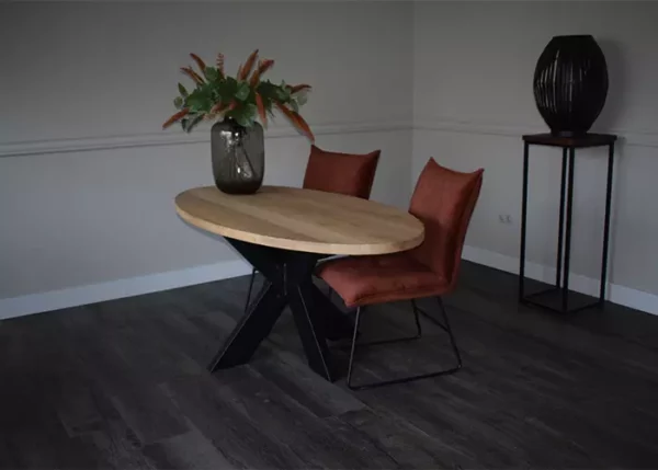 Ovale eettafel met kruispoot en 2 velvet eetkamerstoelen