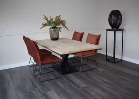 Eettafel recht met V-poot en 4 velvet eetkamerstoelen