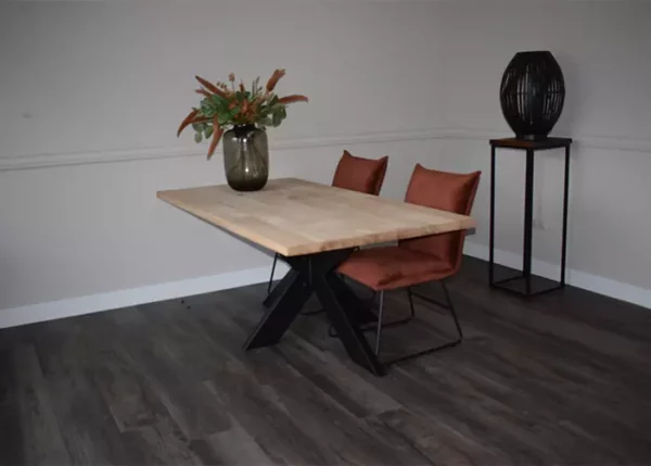 Eettafel recht massief met 2 velvet eetkamerstoelen