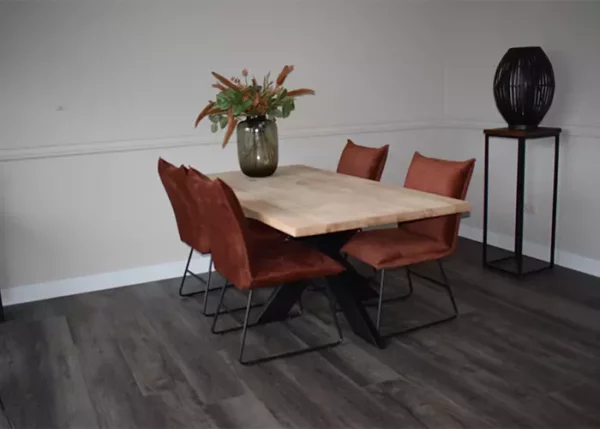 Eettafel recht massief met kruispoot en 4 velvet eetkamerstoelen