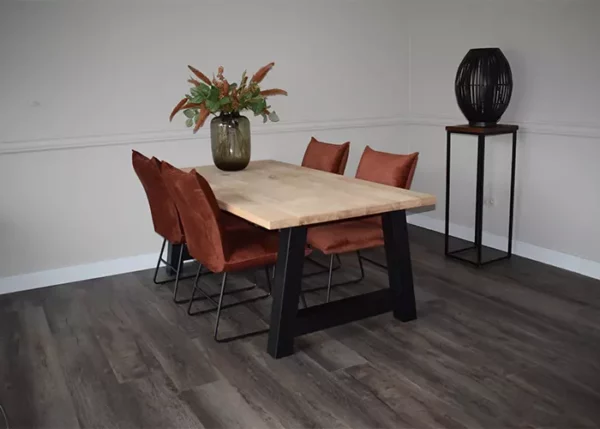 Eettafel recht met zwarte A-poot en 4 stoelen