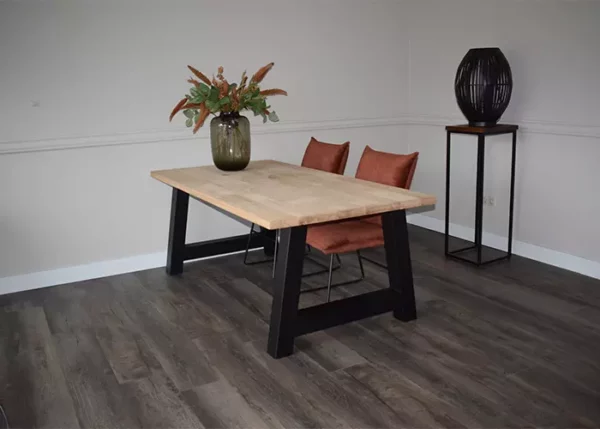 Eettafel recht met zwarte A-poot en 2 stoelen