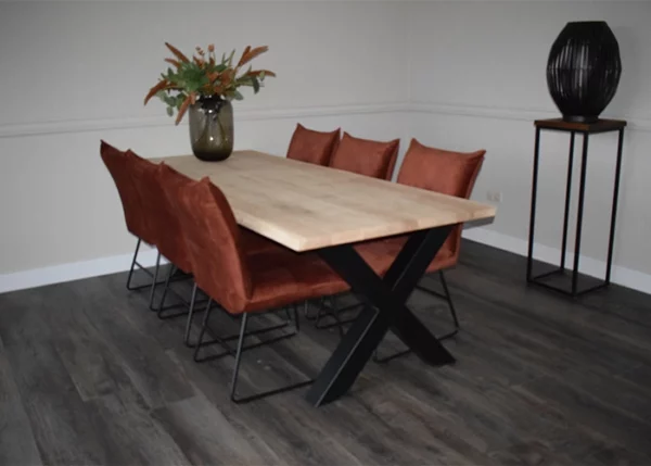 Massief eiken eettafel met zwarte X-poot en 6 velvet eetkamerstoelen