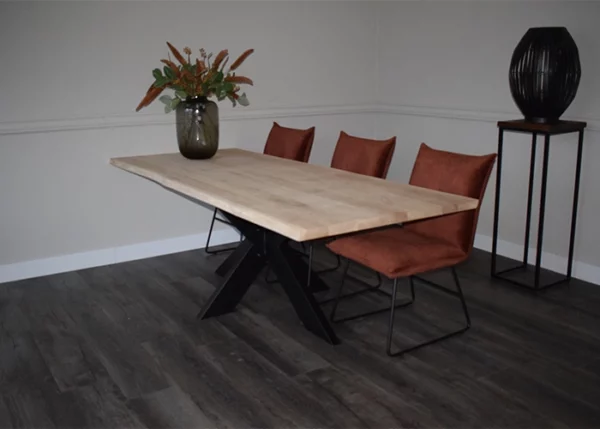 Massieve rechte eettafel met kruispoot en 3 velvet eetstoelen