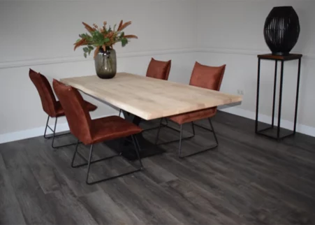 Rechte eettafel van massief hout en V-poot onderstel en 4 velvet stoelen