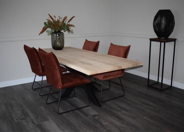 Massieve rechte eettafel met kruispoot en 4 velvet eetkamerstoelen