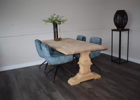 Kloostertafel met kasteelpoot en 2 stoelen aan beide kanten van de eettafel