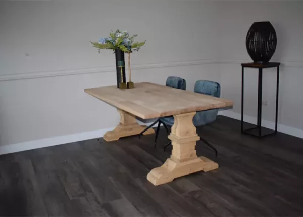 Eikenhouten kloostertafel met kasteelpoot en 2 eetstoelen met velvetstof