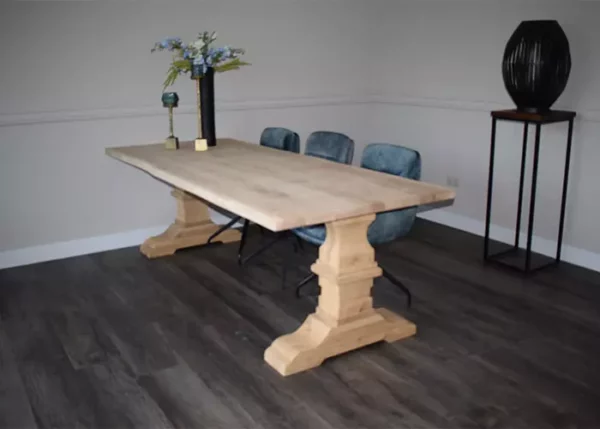 Eikenhouten kloostertafel met kasteelpoot en 3 velvetstoffen eetkamerstoelen