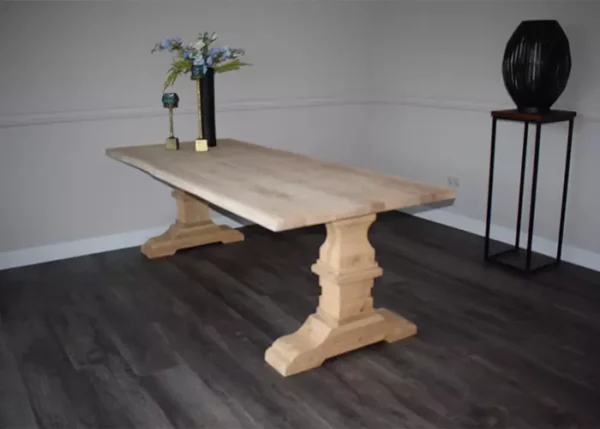 Rechte eettafel van massief hout en met kasteelpoot