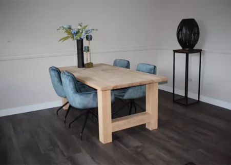 Eettafel recht massief met H-poot en 4 blauwe eetkamerstoelen