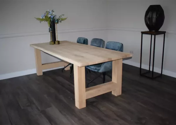 Eettafel recht massief met H-poot en 3 blauwe eetkamerstoelen