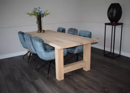 Eettafel recht massief met H-poot en 6 blauwe eetkamerstoelen