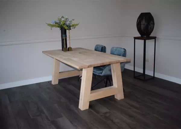 Eettafel recht massief met A-poot en 2 blauwe eetkamerstoelen