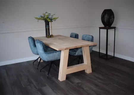 Eettafel recht massief met A-poot en 4 blauwe eetkamerstoelen