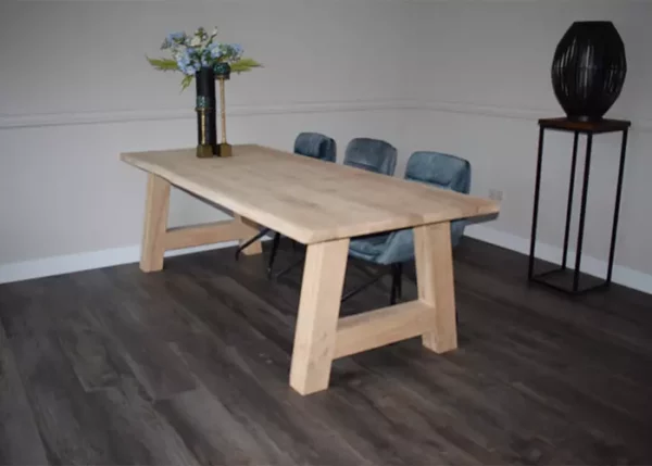 Eettafel recht massief met A-poot en 3 blauwe eetkamerstoelen velvet