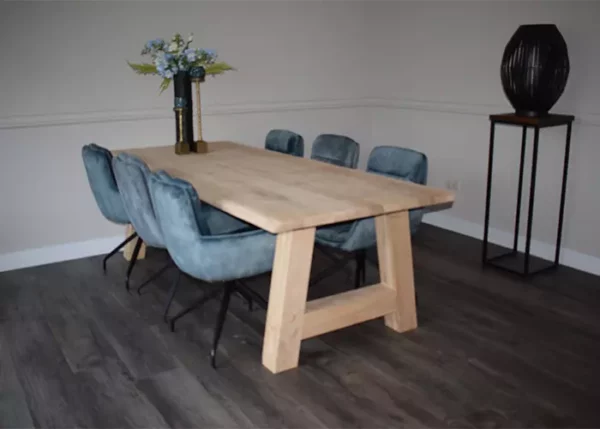 Eettafel recht massief met A-poot en 6 blauwe eetkamerstoelen velvet