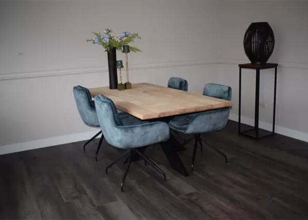 Eettafel recht met zwarte kruispoot en 4 stoelen met velvetstof