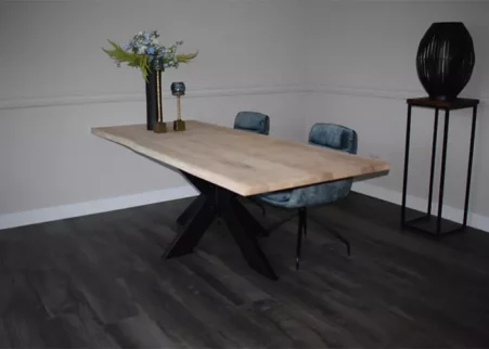 Lange eettafel recht met zwarte kruispoot en 2 stoelen met velvetstof