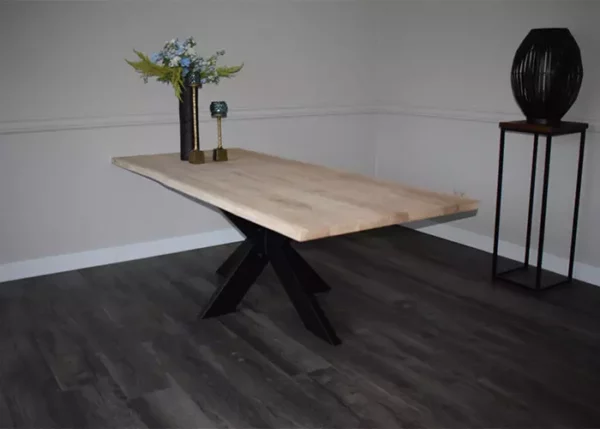 Lange eettafel met zwarte kruispoot