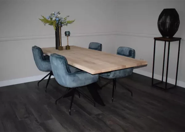 Lange eettafel met zwarte kruispoot en 4 stoelen met velvetstof